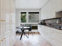 Недвижимость Apartment 8 rooms: 5