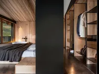 Недвижимость 3-sided house with large garage near Canillo center: 3