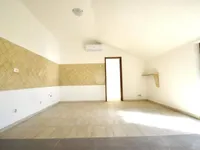 Недвижимость Двухкомнатная квартира.: 1