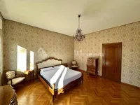 Недвижимость Трехкомнатная квартира в центре: 12