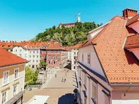 Недвижимость Трехкомнатная квартира в центре: 1