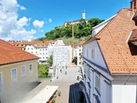 Недвижимость Трехкомнатная квартира в центре: 2