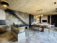 Недвижимость Семейный дом 250 м², Запад: 19