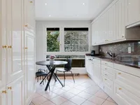 Недвижимость Apartment 8 rooms: 5