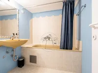 Недвижимость 2-room apartment in the center: 11