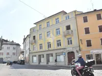 Недвижимость Двухкомнатная квартира в центре: 4