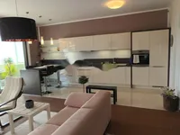 Недвижимость Трехкомнатная квартира в центре: 8