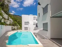 Недвижимость Трехкомнатная квартира в центре: 32