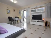 Недвижимость Трехкомнатная квартира в центре: 3