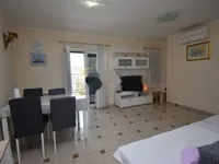 Недвижимость Трехкомнатная квартира в центре: 4