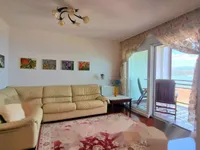 Недвижимость Трехкомнатная квартира в центре: 2