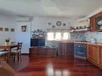 Недвижимость Трехкомнатная квартира в центре: 10