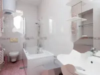 Недвижимость Трехкомнатная квартира в центре: 13