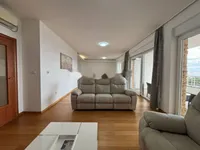 Недвижимость Трехкомнатная квартира в центре: 2