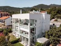 Недвижимость Трехкомнатная квартира в центре: 4