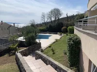 Недвижимость Двухкомнатная квартира в центре: 1