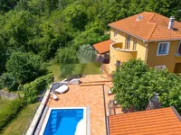 Недвижимость Семейный дом 270 м², Запад: 5