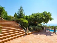 Недвижимость Семейный дом 270 м², Запад: 6