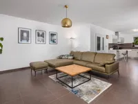 Недвижимость Семейный дом 270 м², Запад: 23