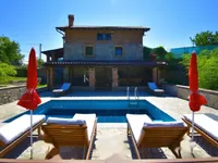 Недвижимость Семейный дом 480 м², Запад: 8