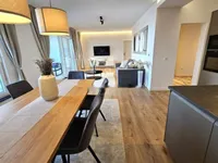 Недвижимость Трехкомнатная квартира в центре: 1