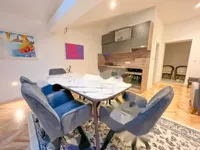 Недвижимость Трехкомнатная квартира, Центр: 10