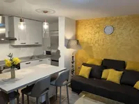 Недвижимость Двухкомнатная квартира в центре: 3