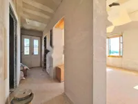 Недвижимость Трехкомнатная квартира в центре: 8