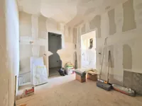 Недвижимость Трехкомнатная квартира в центре: 10