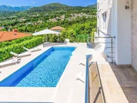 Недвижимость Семейный дом 275 м² Центр, Опатия: 17