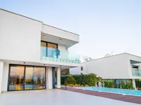 Недвижимость Семейный дом 296 м², Запад: 2