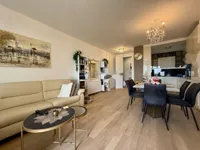 Недвижимость Трехкомнатная квартира в центре: 8