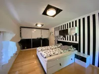 Недвижимость Трехкомнатная квартира, Центр: 17