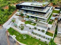 Недвижимость Трехкомнатная квартира в центре: 15