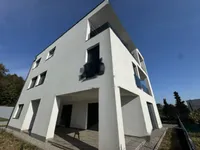 Недвижимость Трехкомнатная квартира в центре: 2