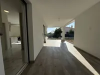 Недвижимость Трехкомнатная квартира в центре: 8