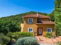 Недвижимость Семейный дом 200 м², Запад: 4