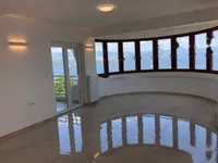 Недвижимость Трехкомнатная квартира в центре: 4