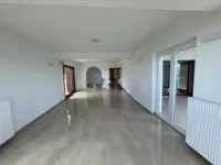 Недвижимость Трехкомнатная квартира в центре: 9