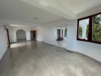 Недвижимость Трехкомнатная квартира в центре: 10