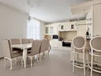 Недвижимость Трехкомнатная квартира в центре: 1