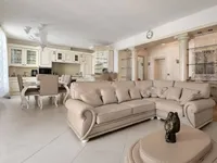 Недвижимость Трехкомнатная квартира в центре: 2