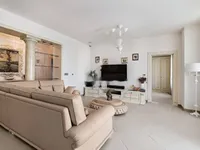 Недвижимость Трехкомнатная квартира в центре: 5