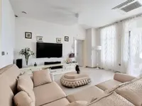 Недвижимость Трехкомнатная квартира в центре: 6