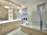 Недвижимость Трехкомнатная квартира в центре: 20