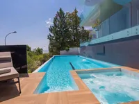 Недвижимость Двухкомнатная квартира, центр: 18