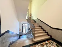 Недвижимость Трехкомнатная квартира в центре: 8