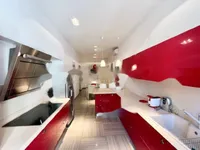 Недвижимость Трехкомнатная квартира в центре: 11