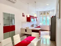 Недвижимость Трехкомнатная квартира в центре: 13