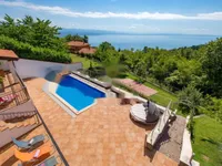 Недвижимость Семейный дом 300 м², Опация: 1